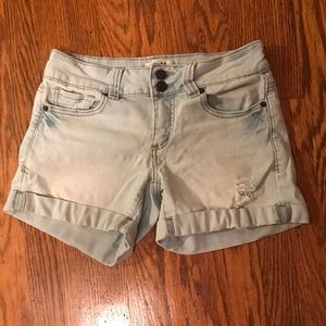 Women’s light wash jean shorts